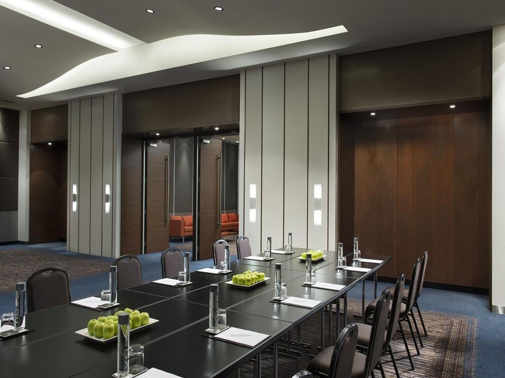 Crown Promenade Hotel 4*
