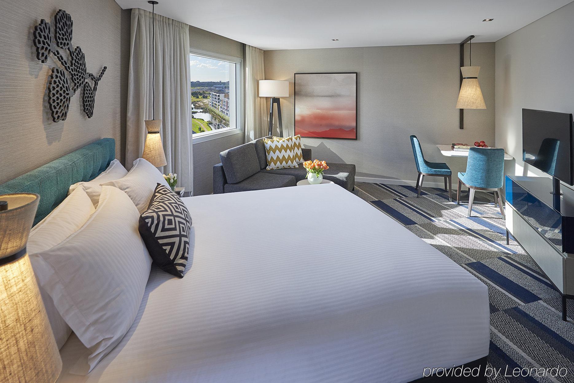 Crown Promenade Hotel 4*