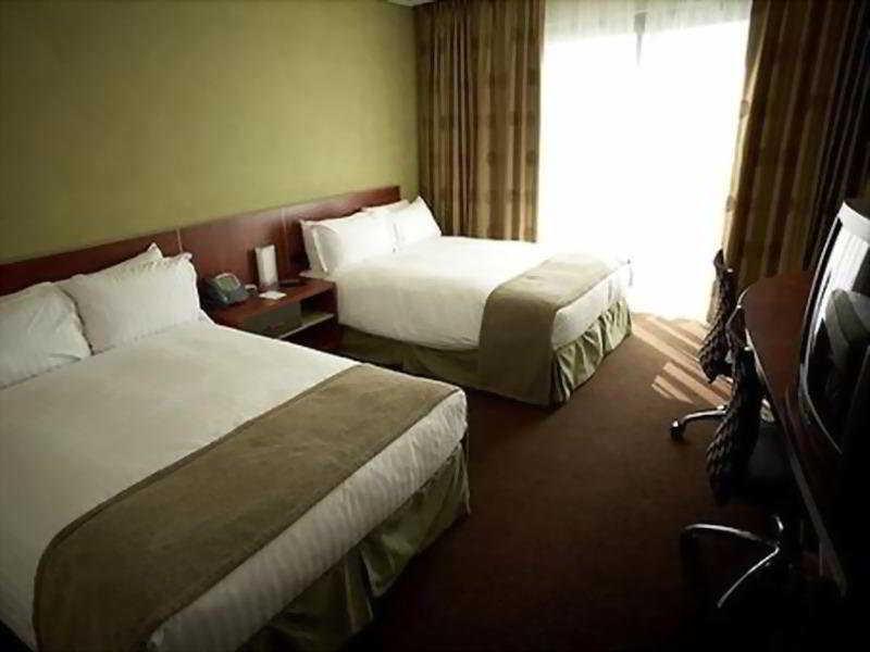 Crown Promenade Hotel