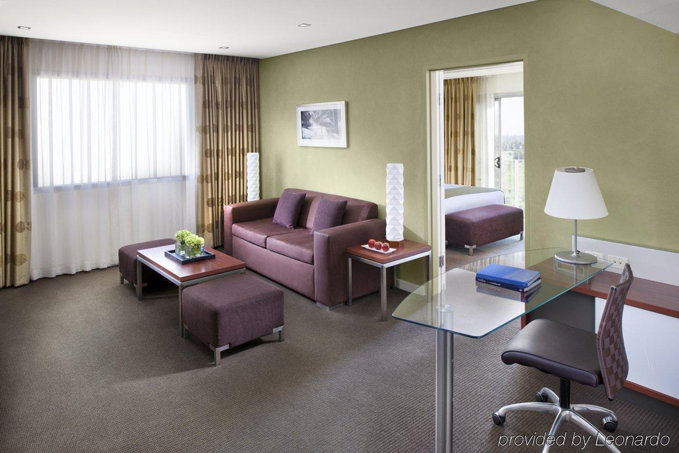 Crown Promenade Hotel 4*