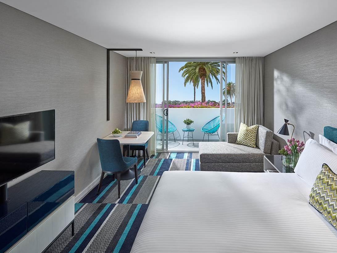 Crown Promenade Hotel 4*