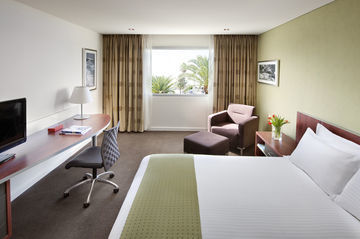 Crown Promenade Hotel 4*
