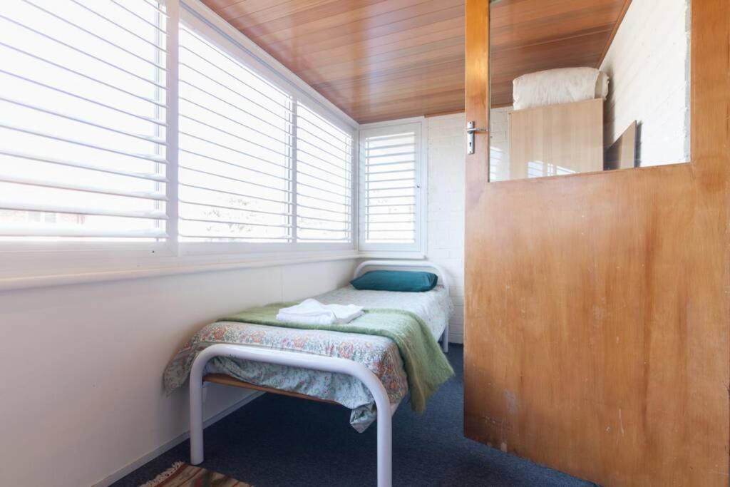 B8 Crawley 1 Brm & Sleepout Near Uwa Perth