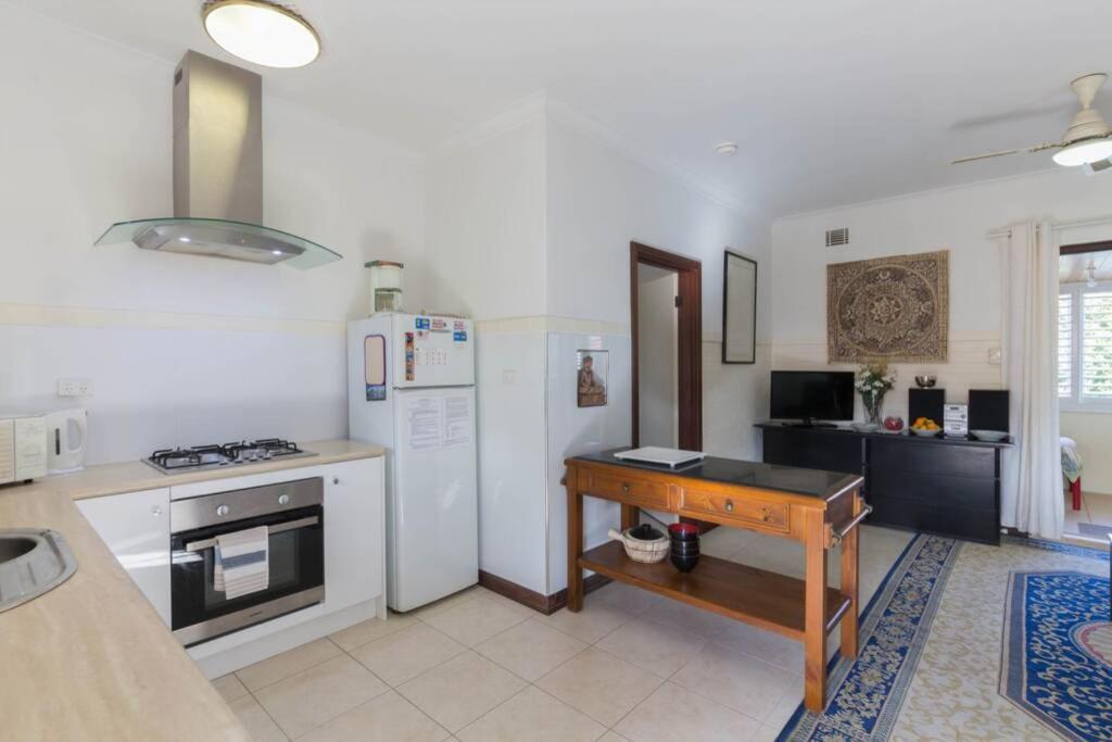 B9 Crawley 1 Brm & Sleepout Near Uwa * Perth