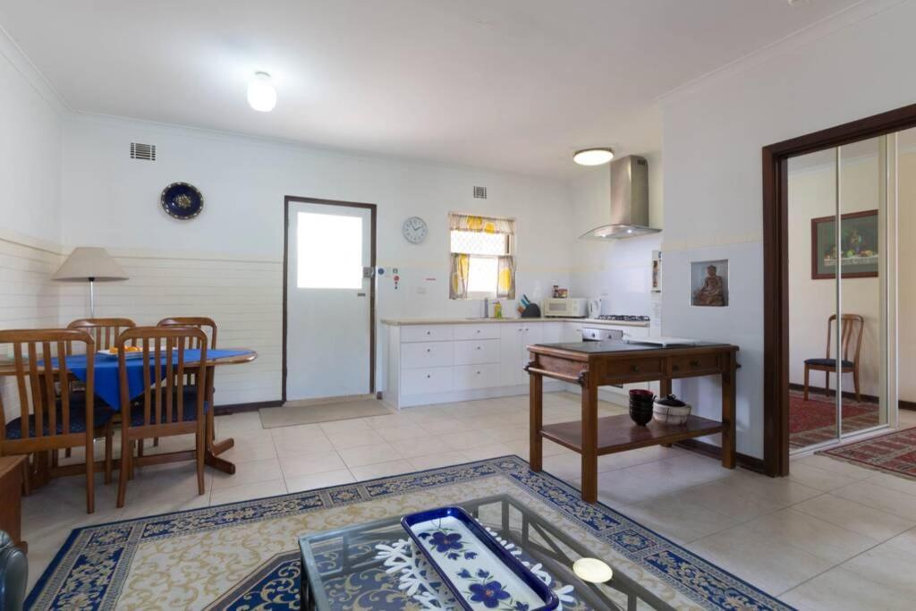 B9 Crawley 1 Brm & Sleepout Near Uwa Apartment *