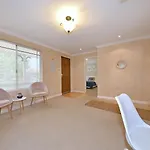 Redcliff Home Close To City & Airport