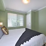 Redcliff Home Close To City & Airport