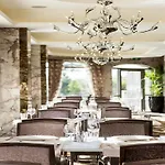Swan River Hotel