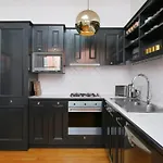Boutique 2-Bed House With Garden In Northbridge Perth