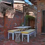 Boutique 2-Bed House With Garden In Northbridge Perth