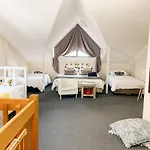 Spacious Homely Apartment Close To Everything