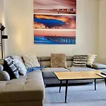 404 Big Beautiful One Bed & Balcony