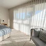 Honeyb - 2 Bed Apt On The Beach