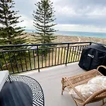 Honeyb - 2 Bed Apt On The Beach
