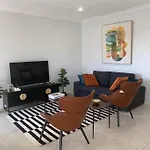 Stylish 2Bed Close Airport/Shops