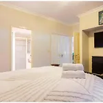 Charming, Cosy, Classic Executive 1 Bedroom Apartment