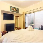 Charming, Cosy, Classic Executive 1 Bedroom Apartment