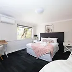 Central Location 2 Bdrm Free Parking And Wifi