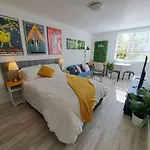 Studio Apartment In East Perth
