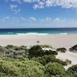 Simply Delightful Unit Close To Cbd And Beach