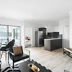 Minimalist Exec 2Bdr Near River