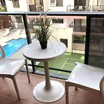 City & Lakeside With Free Parking, Pool And 10 Mins Walk Into The City