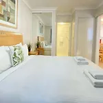 City & Lakeside With Free Parking, Pool And 10 Mins Walk Into The City
