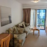 City & Lakeside With Free Parking, Pool And 10 Mins Walk Into The City