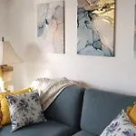 Simply Delightful Unit Close To Cbd And Beach