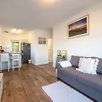 Cozy 5 Bed House Nr Airport/Dfo/Casino
