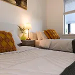 Cozy 5 Bed House Nr Airport/Dfo/Casino