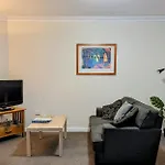Lovely City Apartment With Private Courtyard, Pool, Free Parking, Gym