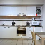 Lovely City Apartment With Private Courtyard, Pool, Free Parking, Gym