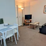 Lovely City Apartment With Private Courtyard, Pool, Free Parking, Gym
