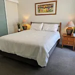 Lovely City Apartment With Private Courtyard, Pool, Free Parking, Gym