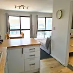 Chic 2 Bed Apartment On Scarborough Beach
