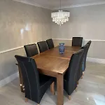 Spacious Bright Home Close To Shops And Cafe\'S