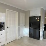Spacious Bright Home Close To Shops And Cafe\'S