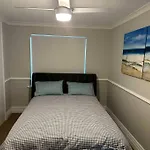 Spacious Bright Home Close To Shops And Cafe\'S