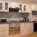 Bright 2 Bedroom Apartment In A Great Location