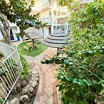 Coastal Beach Retreat Scarborough Pool & Slide!