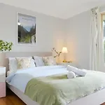 Luxurious Riverside 5Bedroom House