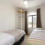 Light & Bright Apartment, 5 Minute Walk To The Beach