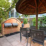 Light & Bright Apartment, 5 Minute Walk To The Beach