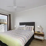 Light & Bright Apartment, 5 Minute Walk To The Beach