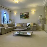 Perth 2-Story, Views, Bbq & More
