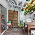 Bright & Breezy Beachside Unit In Scarborough