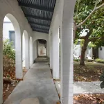 Bright & Breezy Beachside Unit In Scarborough