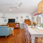 Bright & Breezy Beachside Unit In Scarborough