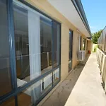 Airport 5Br Retreat - Full Kitchen & Tranquil